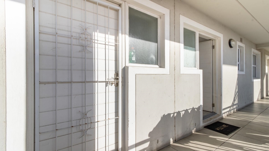 2 Bedroom Property for Sale in Cravenby Western Cape